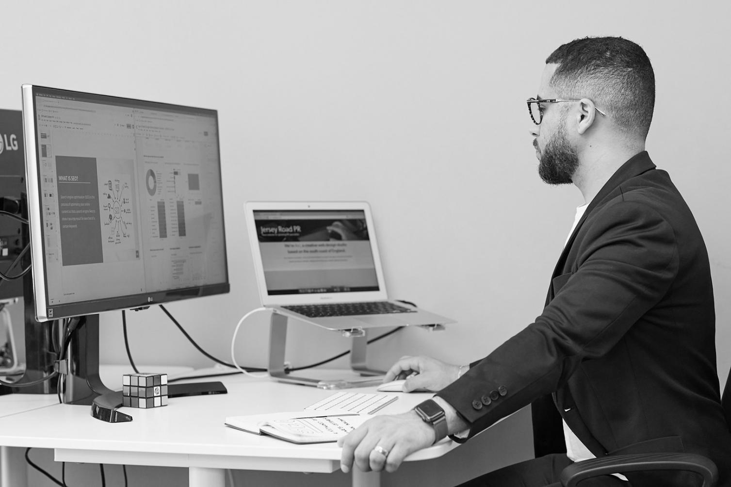 Espacio de trabajo organizado con documentos financieros y calculadora